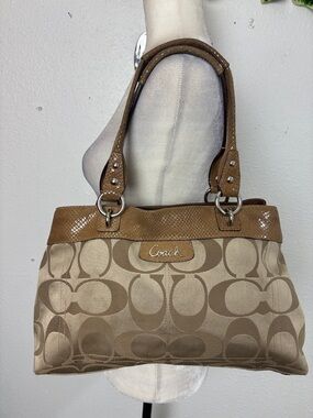 Vintage Coach Tan and Beige Signature Shoulder Bag. SzOS